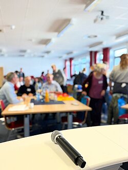 Sicht in den Raum unscharf Mikrophone im Vordergrund