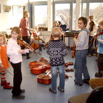 Bild vergrößern: Musikschule Geigenorientierung mit Kindern und Geigen